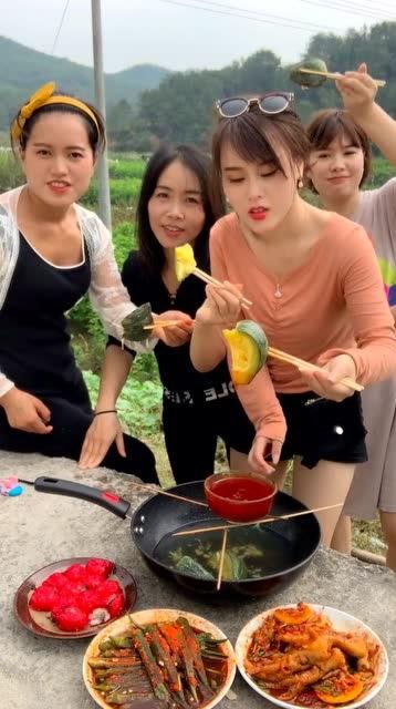 三位美女吃瓜视频大全下载,趣味横生，笑料百出