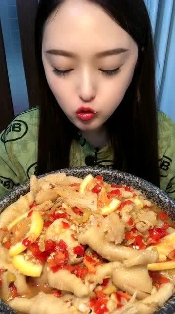 小雅吃无骨鸡瓜视频,尽享美味时光